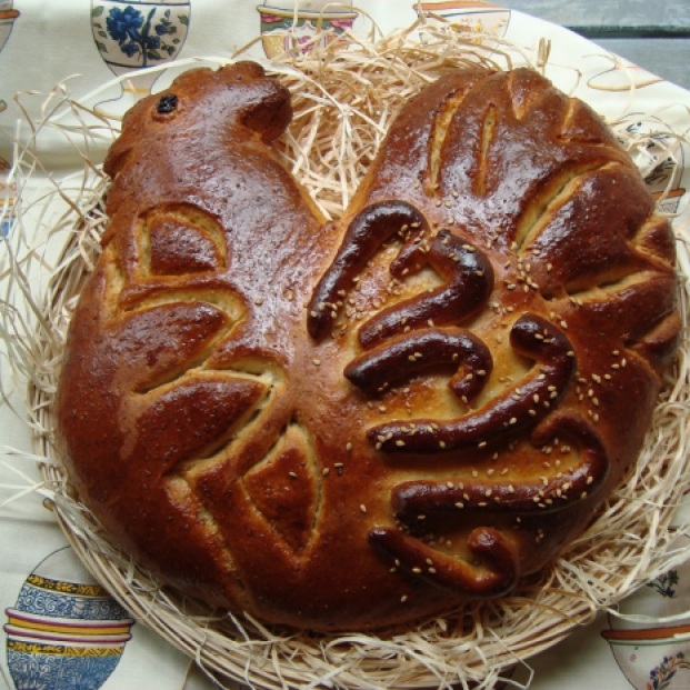 paasbrood in de vorm van een kip van een kruidig en luxe apart brooddeeg