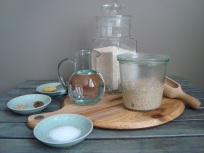 ingrediënten voor zuurdesembrood van tarwe-of speltmeel